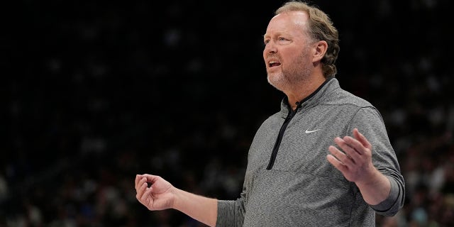 Mike Budenholzer reacts on court