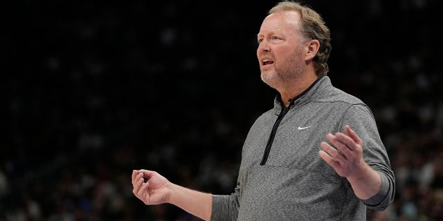 Mike Budenholzer reacciona en la cancha