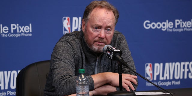 Mike Budenholzer en la rueda de prensa