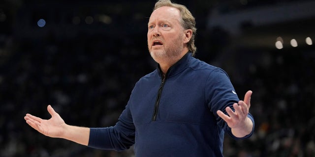 Mike Budenholzer reacts