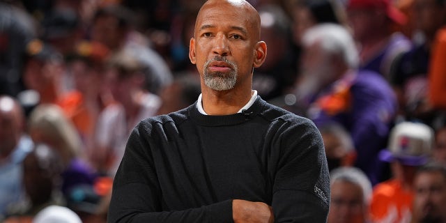 Monty Williams con los brazos cruzados