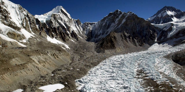 Un guía sherpa nepalí estableció el récord de más escaladas al Monte Everest con 27 5 La sección de la cascada de hielo Khumbu del Monte Everest