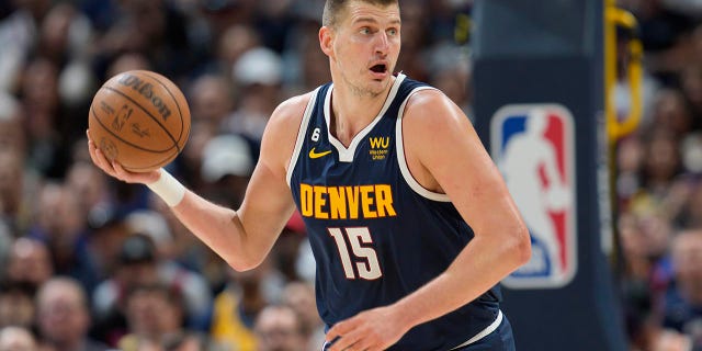 Nikola Jokic regatea