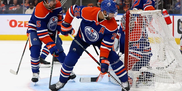 Darnell Nurse defends during a game