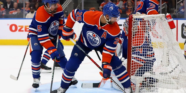 Darnell Nurse defends during a game