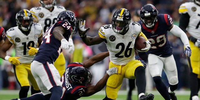 Le'Veon Bell stiff arms