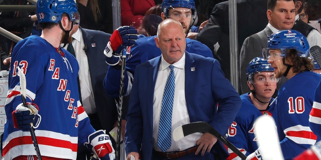 Gerard Gallant mira durante el juego de los Rangers