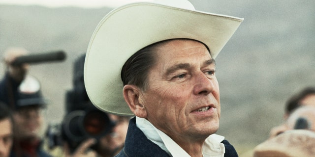 Le gouverneur de Californie de l'époque, Ronald Reagan, porte un chapeau de cow-boy lors d'une randonnée le 5 décembre 1968, lors de la conférence du gouverneur du GOP.
