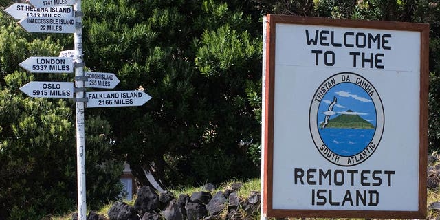 "pulau terjauh" tanda selamat datang, Pulau Gough