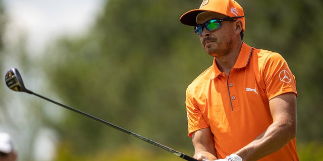 Rickie Fowler watches the shot