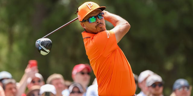 Rickie Fowler finishes swing