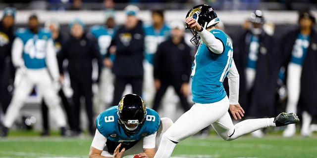 Jacksonville Jaguars player kicks game-winning field goal