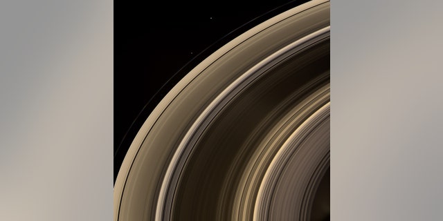 O anel das luas em torno de Saturno