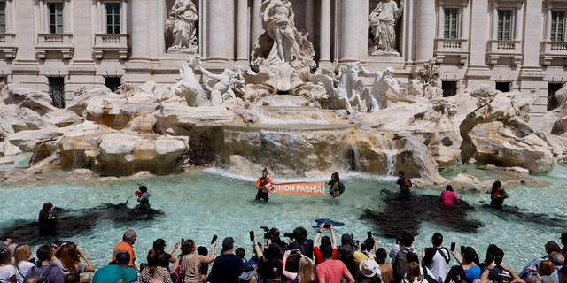 Climate protest Trevi Fountain