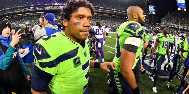 Russell Wilson y KJ Wright después de un partido