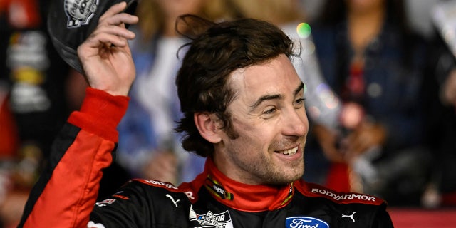 Ryan Blaney şapkasını eğiyor