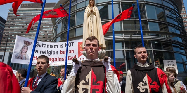 Catholic protesters at SatanCon with Virgin Mary statue