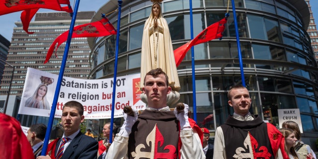 Catholic protesters at SatanCon with Virgin Mary statue