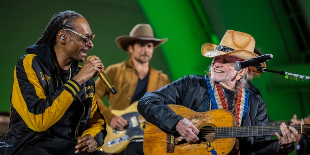 Willie Nelson performing with Snoop Dogg