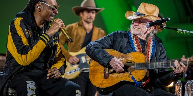 Willie Nelson performing with Snoop Dogg