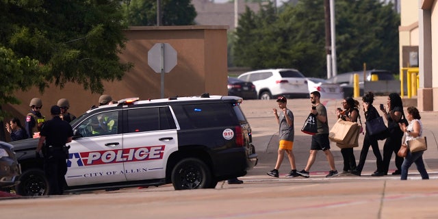 Los asistentes al centro comercial salen de Texas Mall