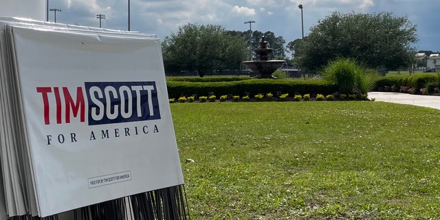 Tim Scott for president campaign signs