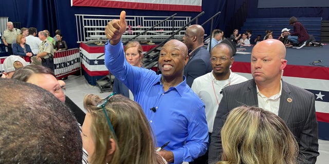 Tim Scott thumbs up to supporter at rally