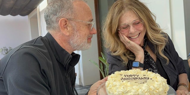 Tom Hanks and Rita Wilson celebrating their 35th anniversary with a cake