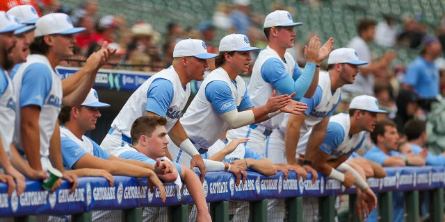 Jugadores de béisbol de la UNC en el banquillo