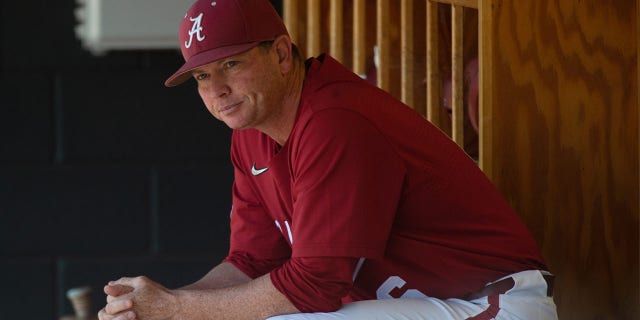 El entrenador de Alabama, Brad Bohannon, se sienta en el banquillo.