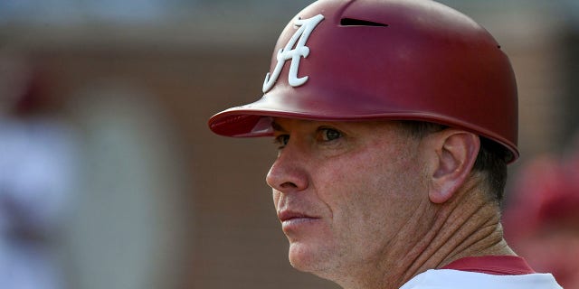 El entrenador de Alabama, Brad Bohannon.