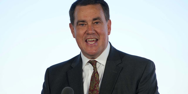 USC athletic director Mike Bohn suddenly resigns 3 Sporting Director Mike Bohn at a press conference
