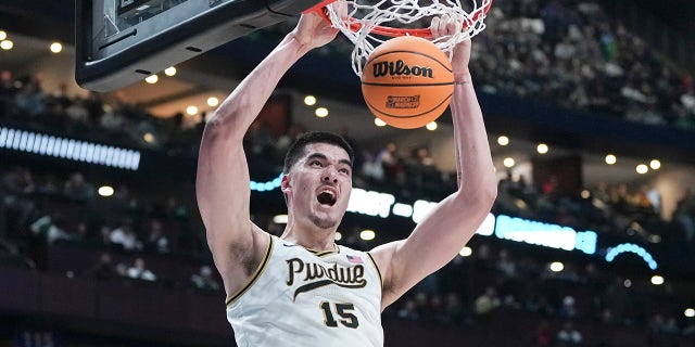 Zach Edey dunks