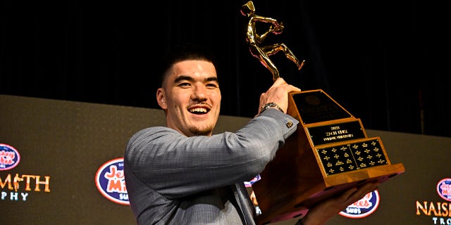 Zach Edey holds up trophy