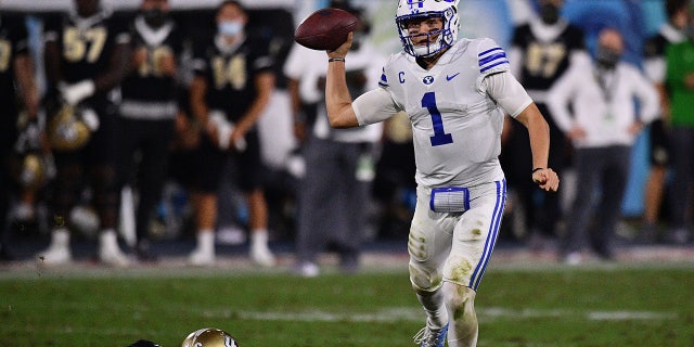 Zach Wilson pasa durante un juego de BYU Cougars