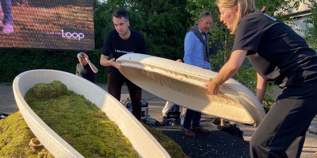 Un inventor holandés está cultivando ataúdes de hongos como una nueva alternativa sostenible a las prácticas funerarias 4 Ataúd de hongos