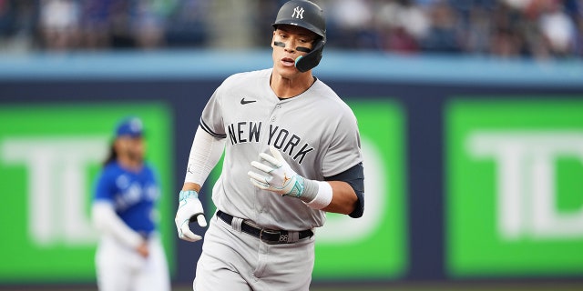 Aaron Judge rounding third after homer