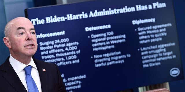 US-Heimatschutzminister Alejandro Mayorkas spricht während der täglichen Pressekonferenz im Brady Press Briefing Room des Weißen Hauses in Washington, DC, am 11. Mai 2023.