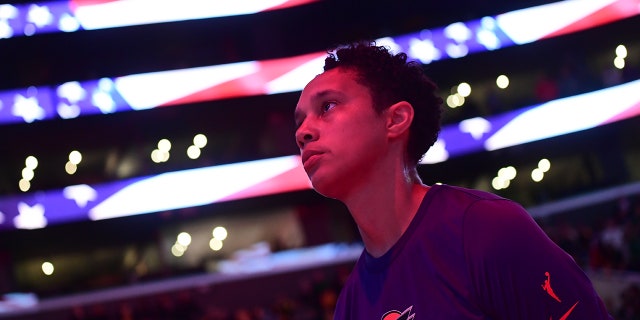 Brittney Griner durante el himno nacional