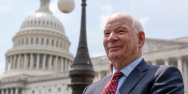 El senador Ben Cardin frente al edificio del Capitolio