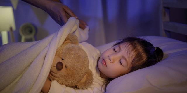 Anak tidur boneka beruang