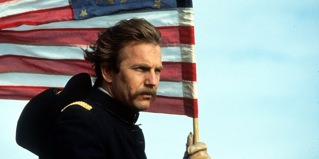 Kevin Costner holds american flag in Dances with Wolves