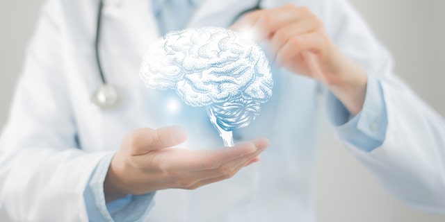 طبيب مع نموذج دماغ AI