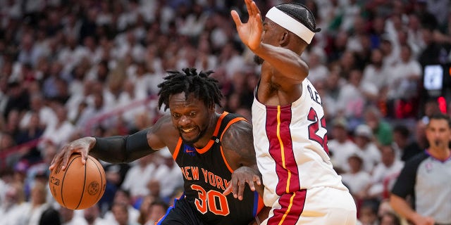 Julius Randle drives