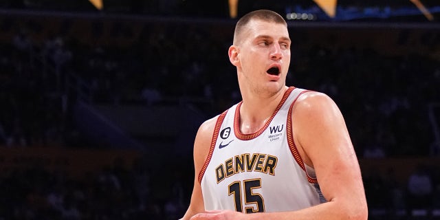 Nikola Jokic regatea