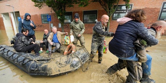 Equipos de rescate trabajan en Italia para llegar a ciudades aisladas tras fuertes inundaciones 4 flood 1