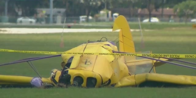 O avião de banner acidentado é a cena por trás da fita policial