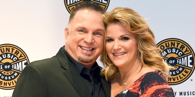 Garth Brooks cozying up with Trisha Yearwood