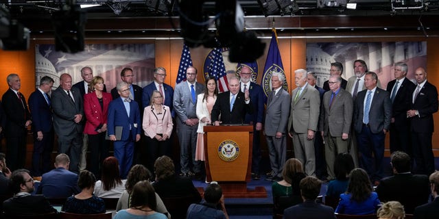 Republikanische Gesetzgeber halten nach ihrer Fraktionssitzung eine Pressekonferenz ab, um die Vereinbarung zur Schuldengrenze zu besprechen