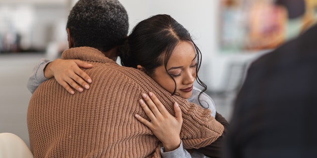 mujer abraza a mamá perdón